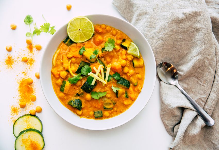 Curry de garbanzos con verduras y leche de coco_come sano