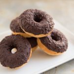 Donuts saludables avena y platano con cubierta de chocolate_come sano