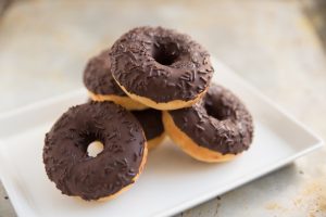 Donuts saludables avena y platano con cubierta de chocolate_come sano