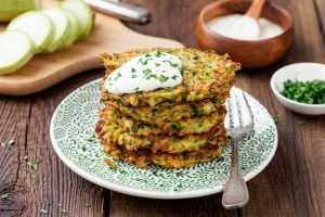 Tortitas de Calabacín con Salsa de Yogur_come sano